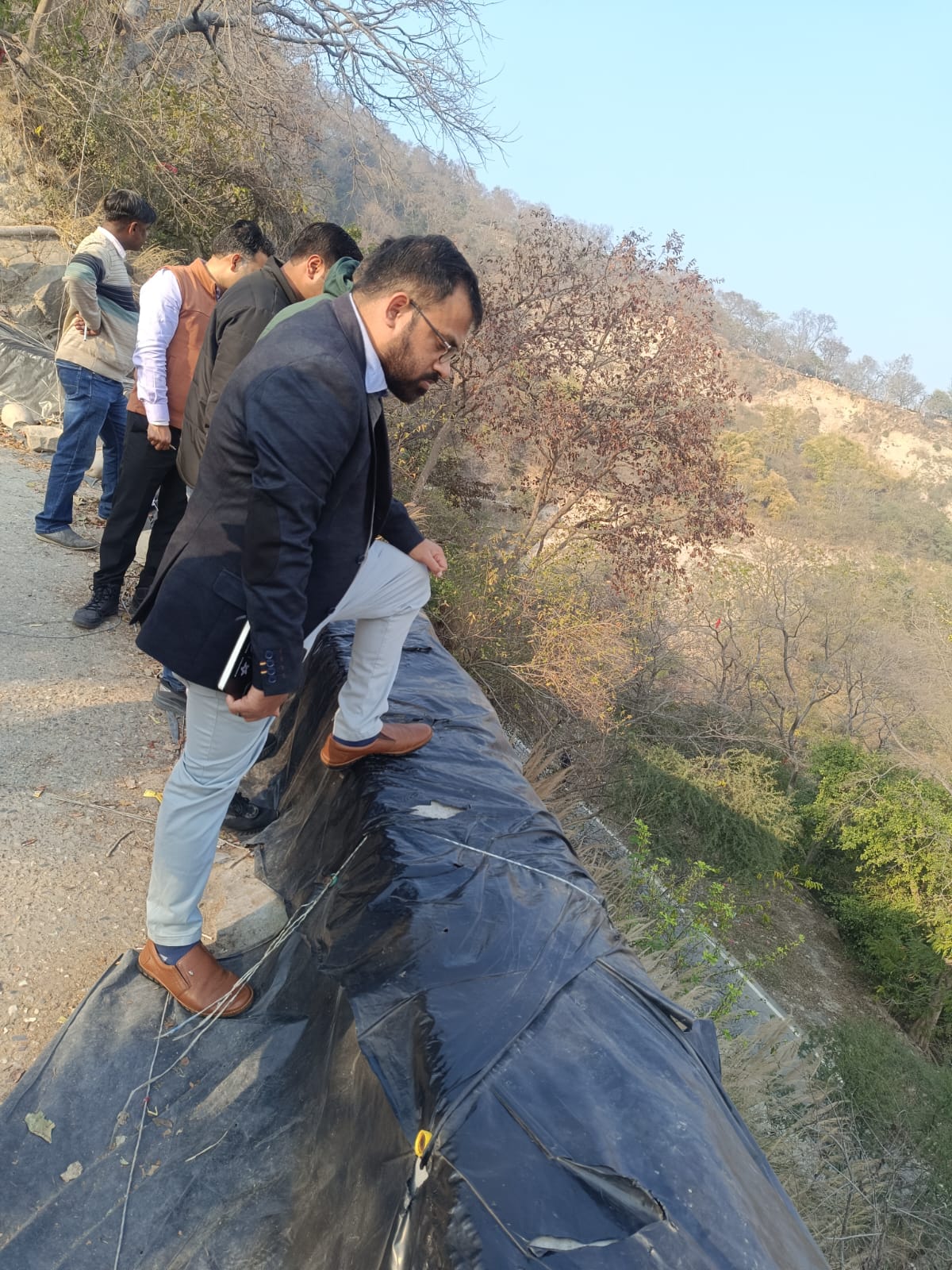 डीएम धीराज सिंह गर्ब्याल ने मंसा देवी पर्वत श्रंखला में लैण्डस्लाइड रोकने को लेकर ली अधिकारियों की बैठक, दिए यह निर्देश