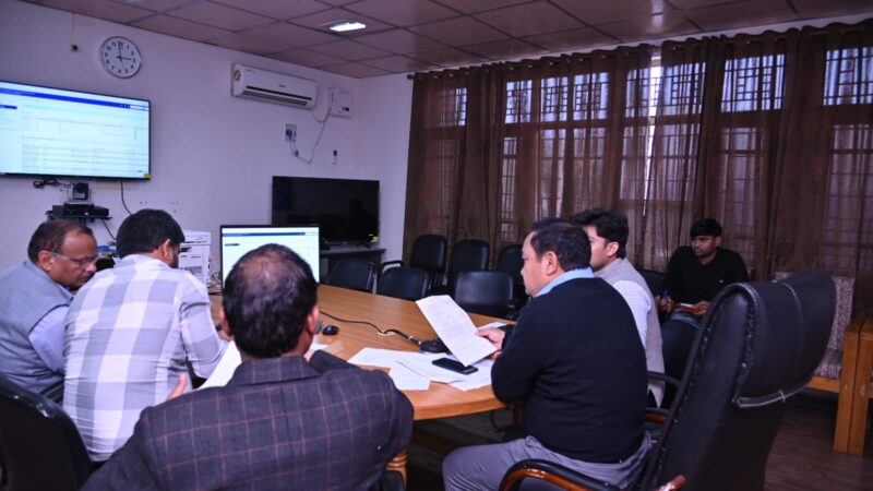 डीएम धीराज सिंह गर्ब्याल ने किया कार्मिकों का प्रथम रेंडमाइजेशन, कहा – जिन कार्मिकों की ड्यूटी निर्वाचन प्रक्रिया को संपन्न कराने के लिए लगाई गई है, उनकी ड्यूटी न तो हटाई जाएगी और न ही बदली जाएगी