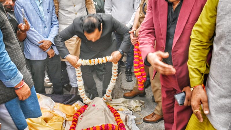 सड़क दुर्घटना में बीजेपी अनुसूचित मोर्चा के जिलाध्यक्ष संजय कुमार का निधन, मुख्यमंत्री पुष्कर सिंह धामी के प्रतिनिधि के तौर पर डीएम धीराज सिह गर्ब्याल ने पार्थिव शरीर पर की पुष्पांजलि अर्पित