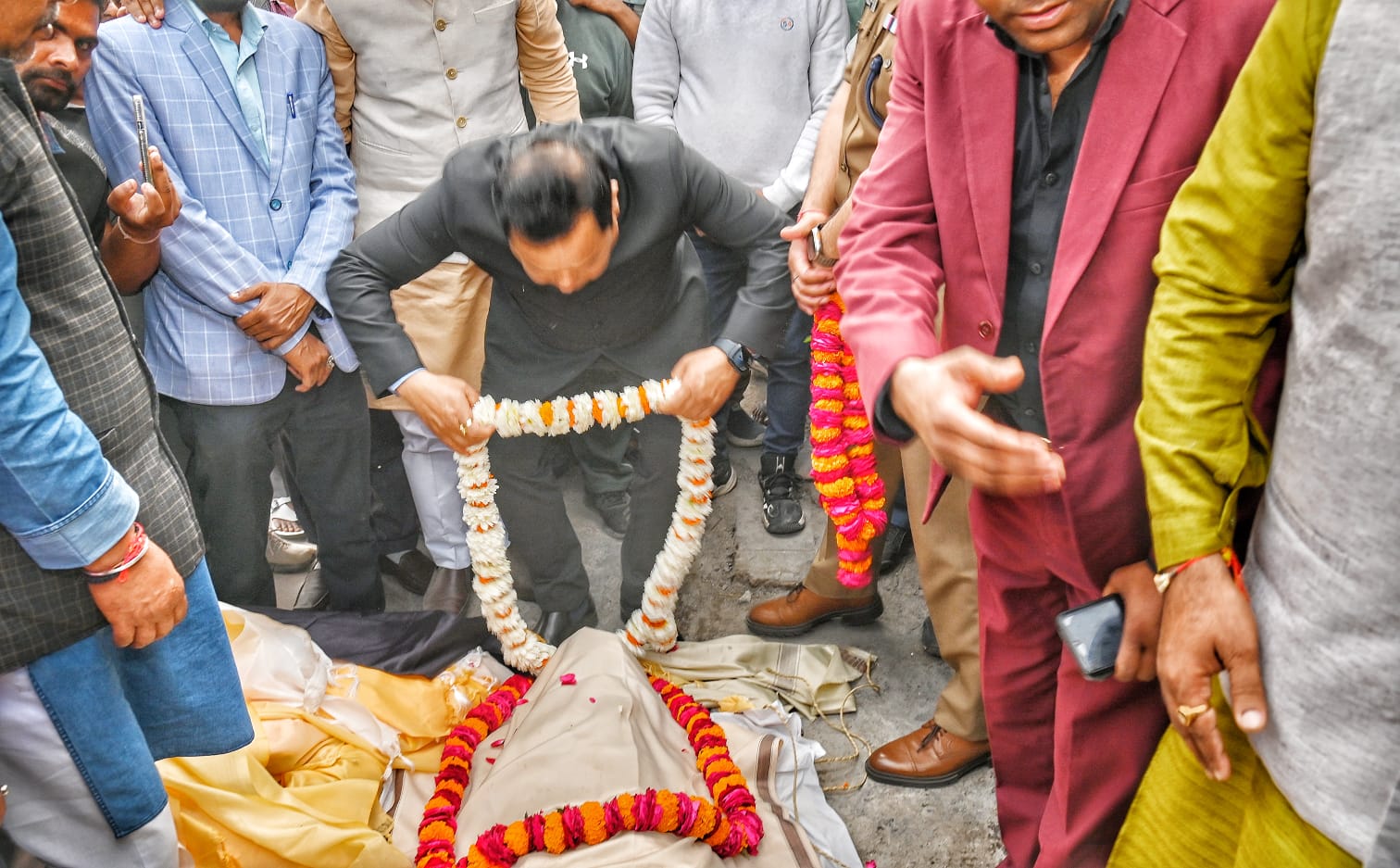 सड़क दुर्घटना में बीजेपी अनुसूचित मोर्चा के जिलाध्यक्ष संजय कुमार का निधन, मुख्यमंत्री पुष्कर सिंह धामी के प्रतिनिधि के तौर पर डीएम धीराज सिह गर्ब्याल ने पार्थिव शरीर पर की पुष्पांजलि अर्पित