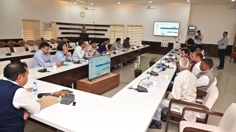 जिला निर्वाचन अधिकारी धीराज सिंह गर्ब्याल की अध्यक्षता में ईवीएम एवं वीवीपैट का किया गया प्रथम रेंडमाइजेशन