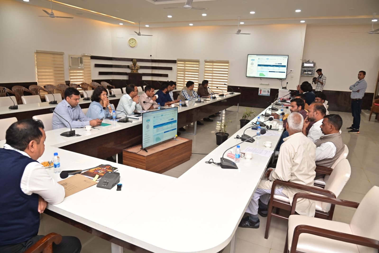 जिला निर्वाचन अधिकारी धीराज सिंह गर्ब्याल की अध्यक्षता में ईवीएम एवं वीवीपैट का किया गया प्रथम रेंडमाइजेशन