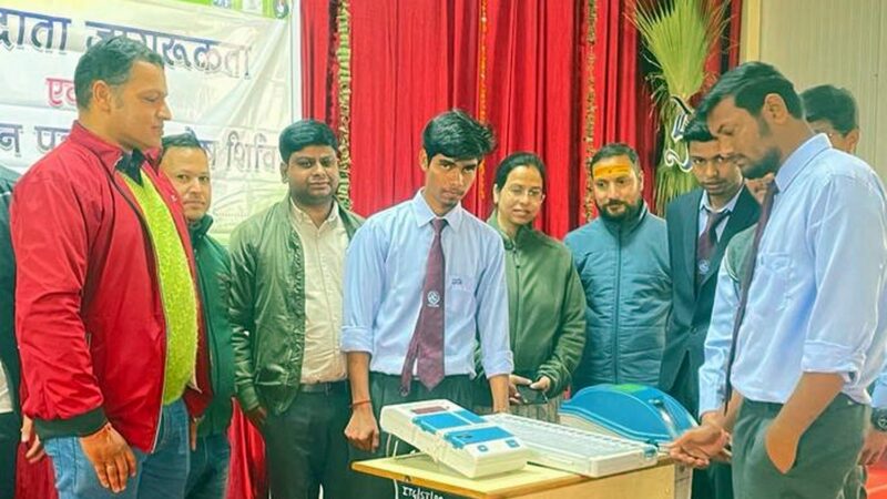 उच्च शिक्षण संस्थानों में शिविर आयोजित कर नए मतदाताओं का दिया ईवीएम से मतदान का प्रशिक्षण