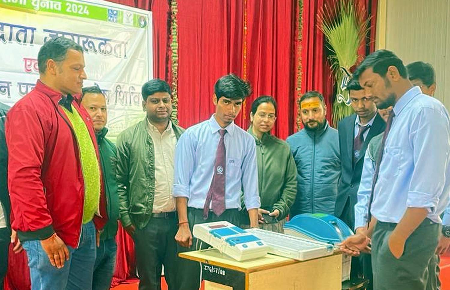 उच्च शिक्षण संस्थानों में शिविर आयोजित कर नए मतदाताओं का दिया ईवीएम से मतदान का प्रशिक्षण