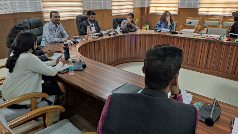 अपर मुख्य निर्वाचन अधिकारी डॉ. विजय कुमार जोगदण्डे ने पौडी़ में परखी चुनाव की तैयारियां, अधिकारियों को दिये आवश्यक दिशा निर्देश