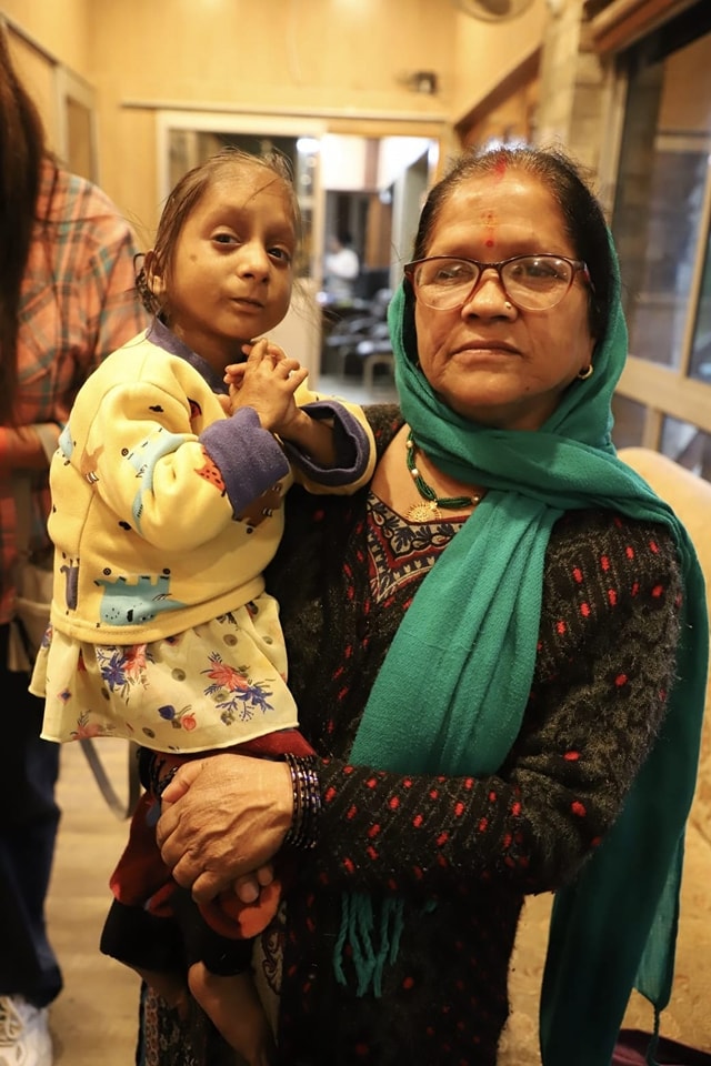 लोकसभा चुनाव में उत्तरकाशी निवासी 64 सेमी की प्रियंका करेगी मतदान, जिला निर्वाचन अधिकारी डॉ. मेहरबान सिंह बिष्ट से अपनी माँ के साथ की भेंट