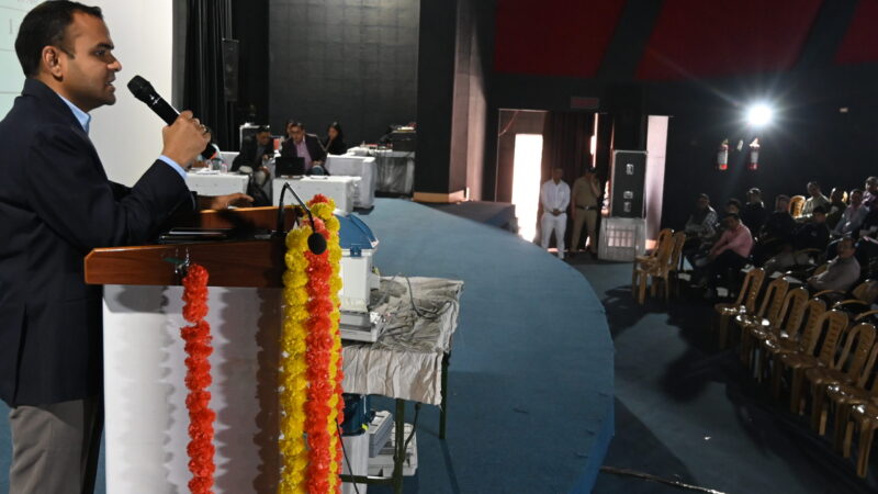 निर्वाचन प्रक्रिया को प्राथमिकता के आधार पर निष्ठावान एवं धैर्यपूर्वक सम्पादित करें कार्मिक – जिला निर्वाचन अधिकारी मयूर दीक्षित