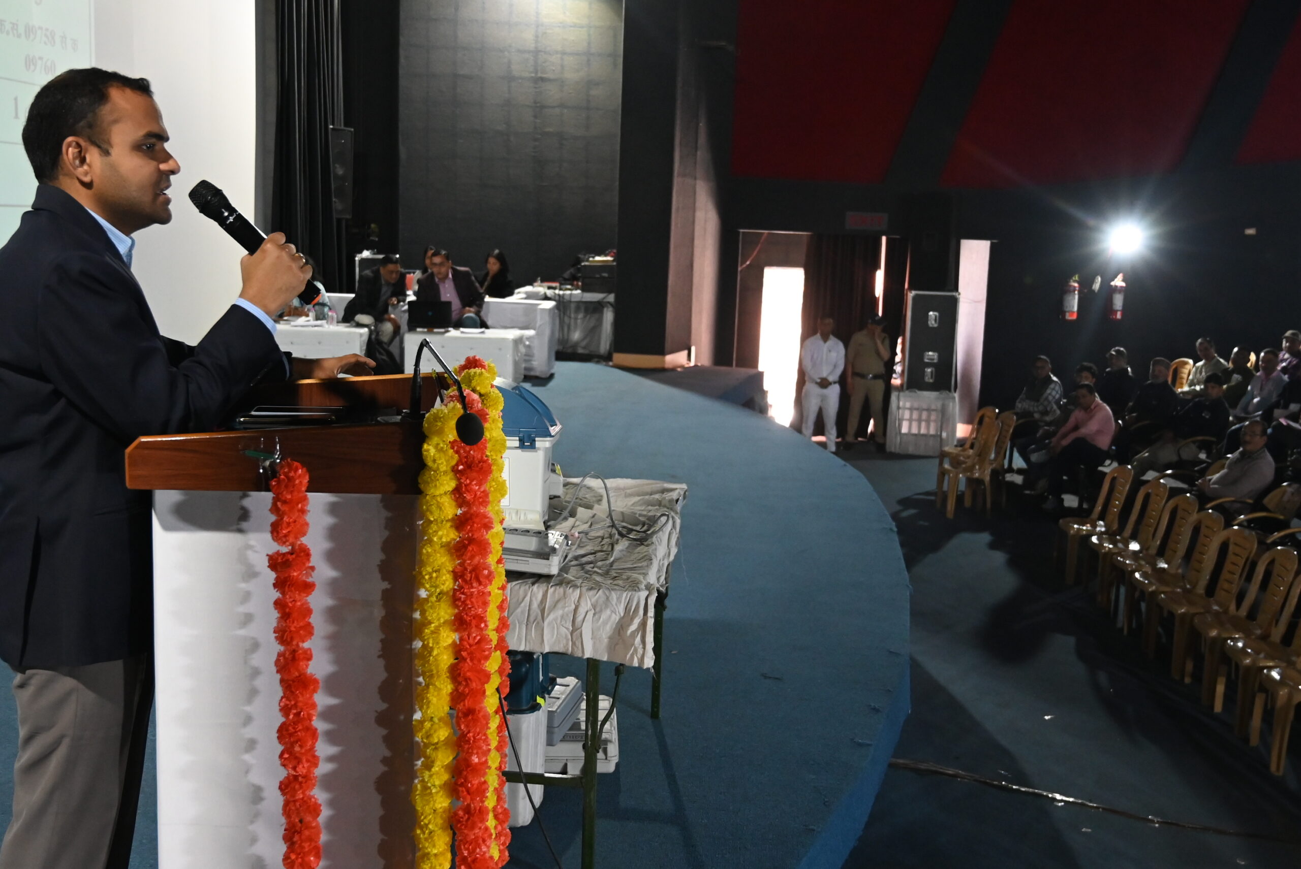 निर्वाचन प्रक्रिया को प्राथमिकता के आधार पर निष्ठावान एवं धैर्यपूर्वक सम्पादित करें कार्मिक – जिला निर्वाचन अधिकारी मयूर दीक्षित