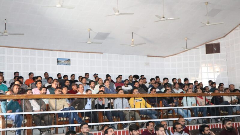 उत्तरकाशी : होम वोटिंग के लिए माईक्रो ऑब्जवर्स के साथ ही मतदान कर्मियों एवं वीडियोग्राफर्स को दिया गया प्रशिक्षण