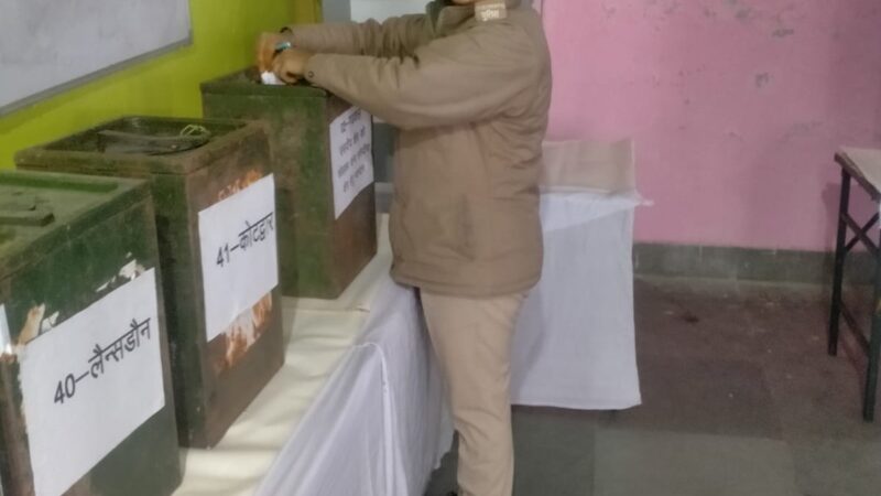 आवश्यक सेवा में तैनात कार्मिकों ने पोस्टल बैलेट से किया मतदान