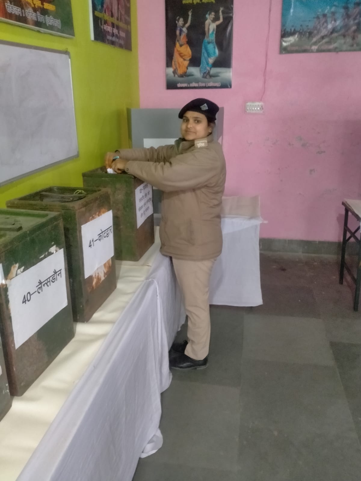 आवश्यक सेवा में तैनात कार्मिकों ने पोस्टल बैलेट से किया मतदान