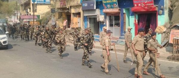 पुलिस ने पाटीसैण चौकी क्षेत्र में पैरामिलिट्री फोर्स के जवानों के साथ निकाला फ्लैग मार्च