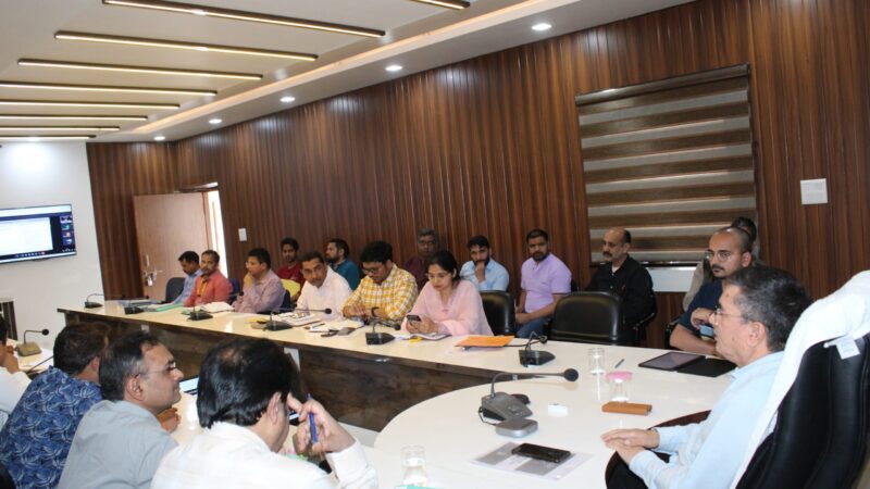 जिला निर्वाचन अधिकारी डॉ. मेहरबान सिंह बिष्ट ने मतदान केन्द्रों की व्यवस्थाओं, मतदान सामग्री वितरण, संचार, सुरक्षा एवं परिवहन से संबधित व्यवस्थाओं की विस्तार से की समीक्षा, दिए निर्देश