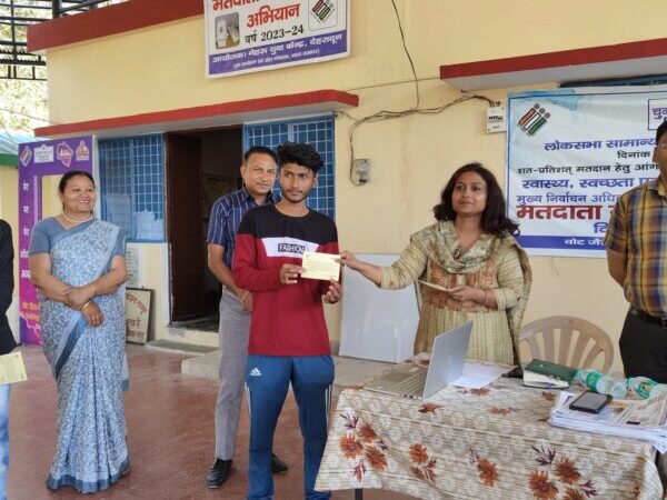 देहरादून : नोडल स्वीप झरना कमठान ने जनपद में समस्त मतदाताओं को जागरूक करने के लिए मतदान गीत का वीडियो किया लॉन्च