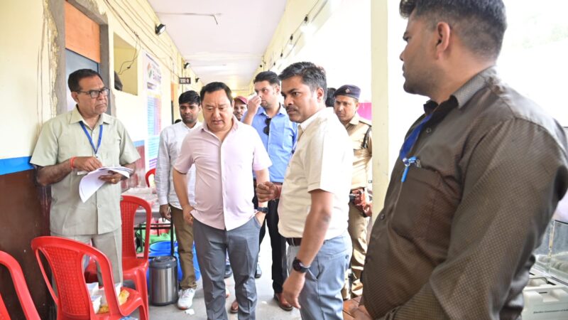 जिला निर्वाचन अधिकारी धीराज सिंह गर्ब्याल ने केंद्रीय विद्यालय में विधानसभावार चल रहे कैंडिडेट सेटिंग कार्य का किया निरीक्षण, दिए निर्देश
