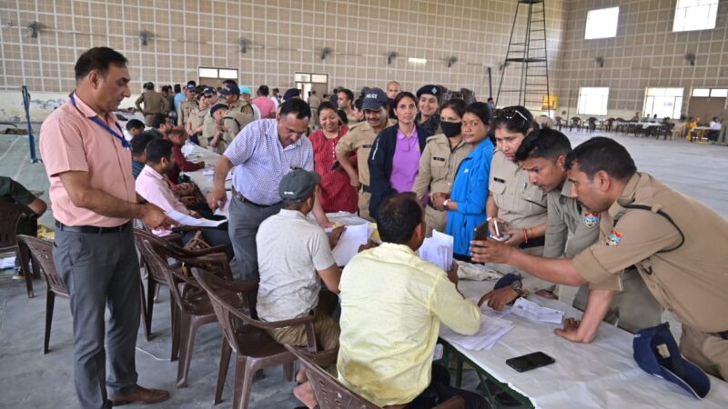 जिला निर्वाचन अधिकारी धीराज सिंह गर्ब्याल ने कैंडिडेट सेटिंग कार्य का किया निरीक्षण