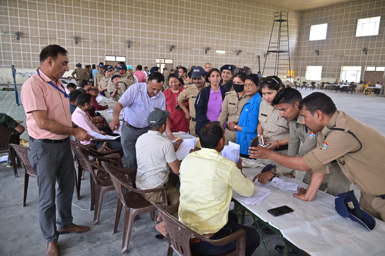 जिला निर्वाचन अधिकारी धीराज सिंह गर्ब्याल ने कैंडिडेट सेटिंग कार्य का किया निरीक्षण