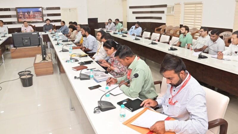 जिला निर्वाचन अधिकारी ने धीराज सिंह गर्ब्याल की अध्यक्षता में मोबाईल नेटवर्क से सम्बंधित कंपनियों के प्रतिनिधियों के साथ बैठक आयोजित, दिए निर्देश