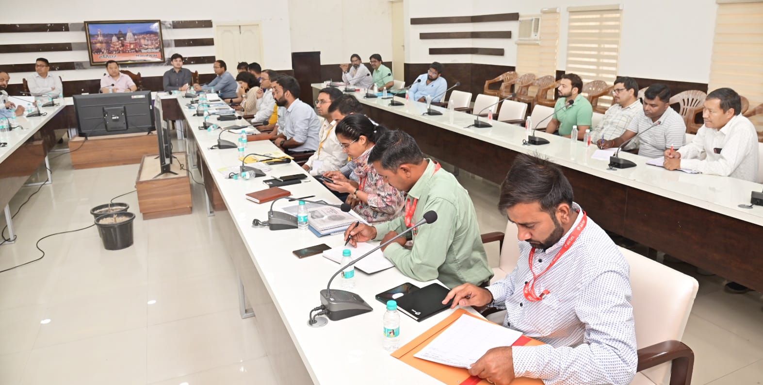 जिला निर्वाचन अधिकारी ने धीराज सिंह गर्ब्याल की अध्यक्षता में मोबाईल नेटवर्क से सम्बंधित कंपनियों के प्रतिनिधियों के साथ बैठक आयोजित, दिए निर्देश