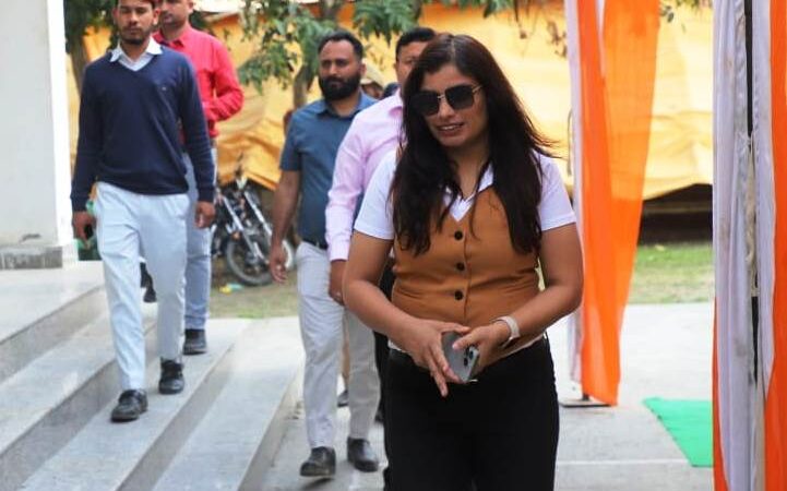 जिला निर्वाचन अधिकारी अनुराधा पाल ने पोलिंग बूथों का किया निरिक्षण, दिए आवश्यक दिशा निर्देश