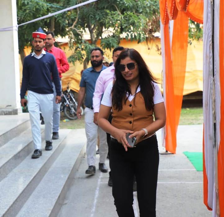 जिला निर्वाचन अधिकारी अनुराधा पाल ने पोलिंग बूथों का किया निरिक्षण, दिए आवश्यक दिशा निर्देश