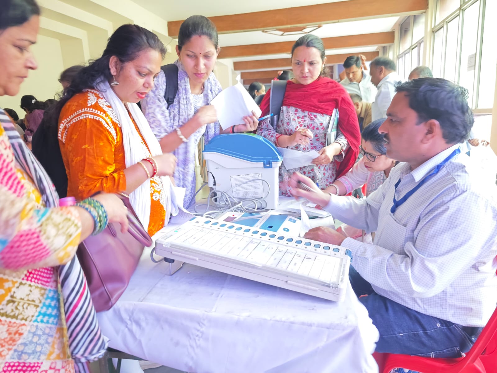 पीठासीन अधिकारी, मतदान अधिकारी और माइक्रो आर्ब्जवर अपने दायित्वों का गम्भीरता से करें निर्वहन – प्रेक्षक लोचन सेहरा