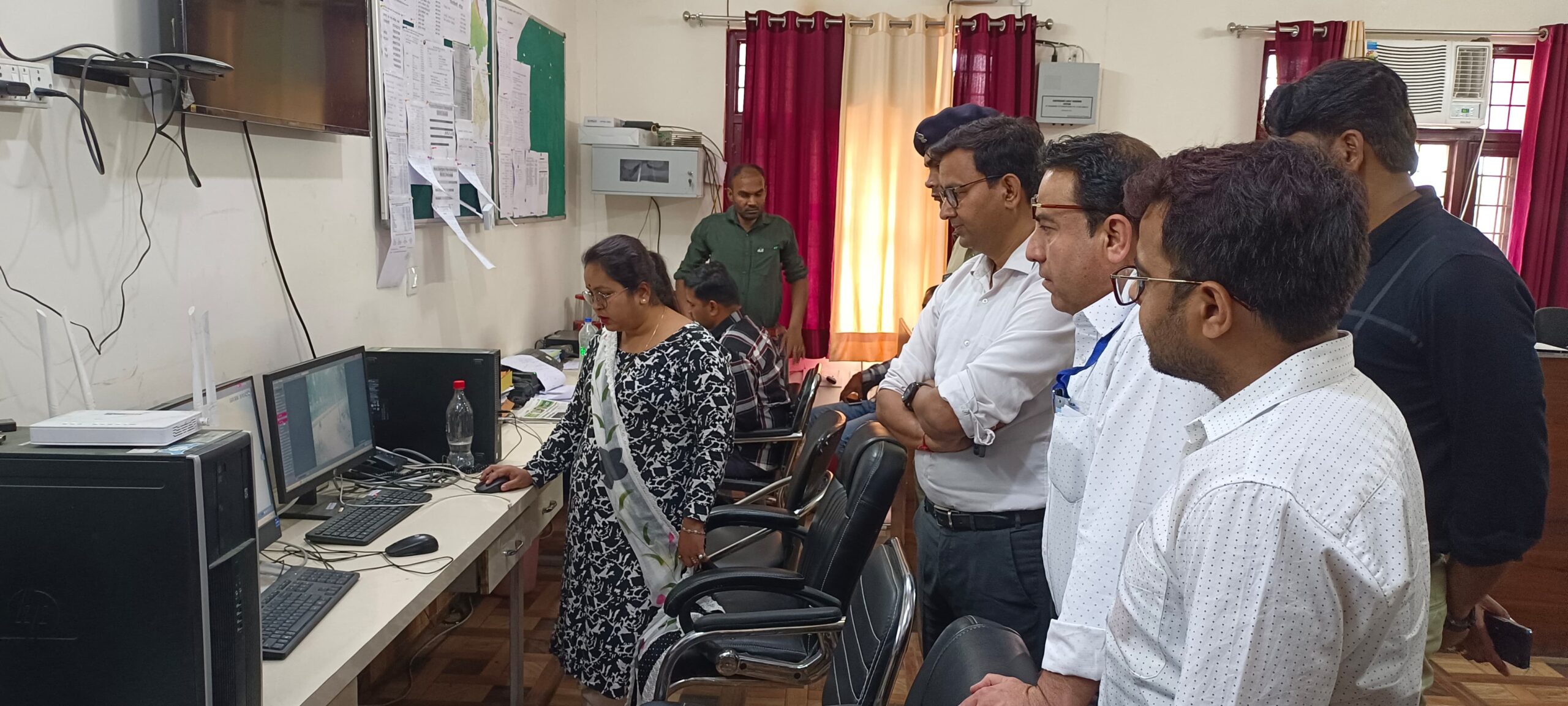 स्टेट एक्सपेंडिचर नोडल मनमोहन मैनाली ने जिले की विभिन्न अंतर्जनपदीय तथा अंतराज्य सीमाओं पर स्थापित चेक पोस्टों का किया स्थलीय निरीक्षण