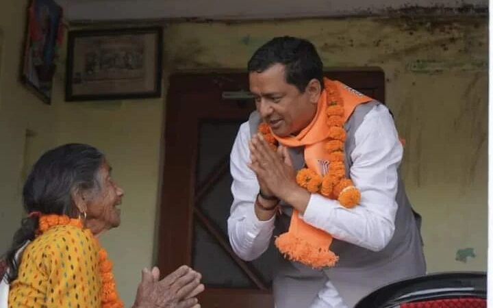 गढ़वाल लोकसभा सीट से भाजपा प्रत्याशी अनिल बलूनी की रैली में उमड़ी भारी भीड़, उत्तर प्रदेश के मुख्यमंत्री योगी आदित्यनाथ की माताजी से लिया आशीर्वाद