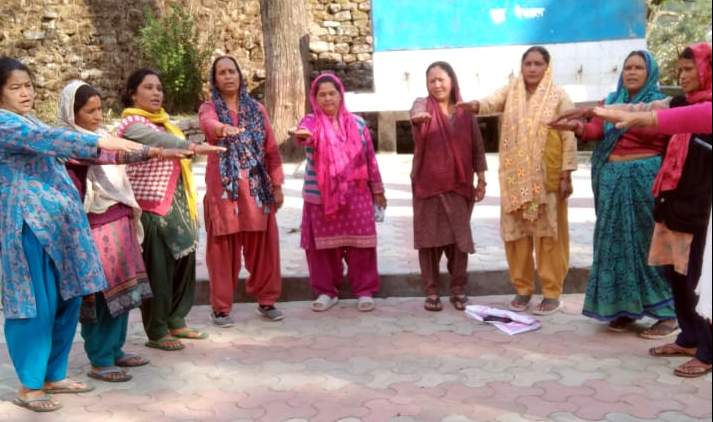 चमोली : स्वीप कार्मिकों ने बाहरी क्षेत्रों में निवास कर रहे मतदाताओं से किया संवाद