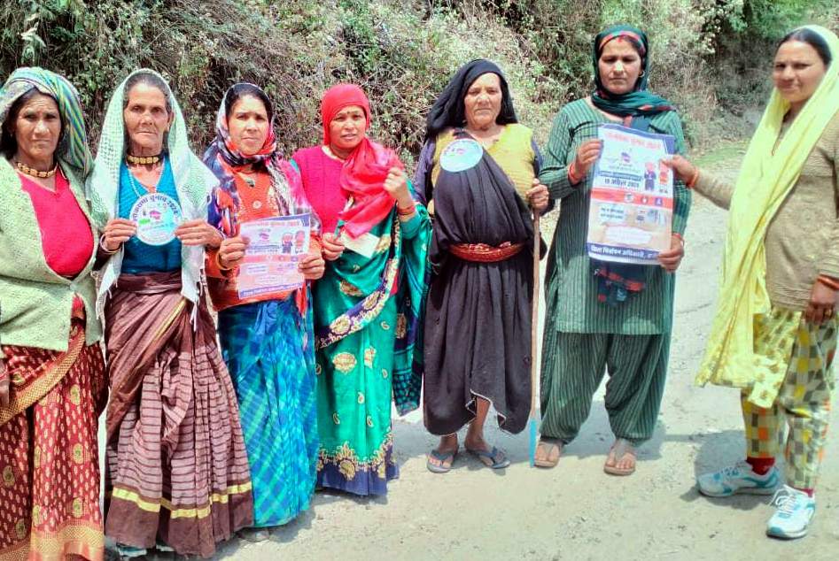 बीएलओ घर-घर जाकर कर रहे हैं अनिवार्य मतदान की अपील