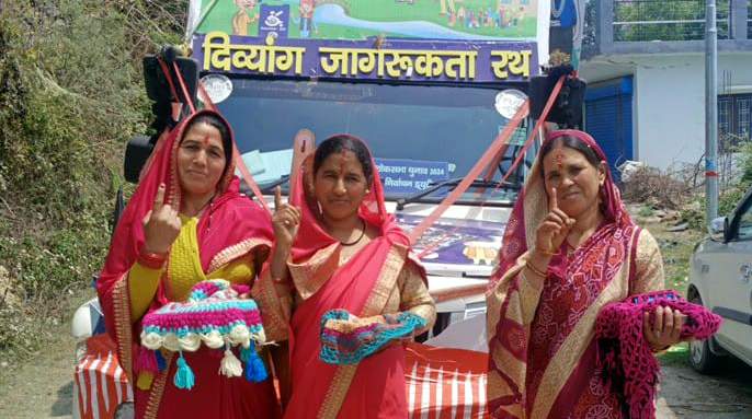 बीएलओ ने घर-घर जाकर किया मतदाताओं को शत प्रतिशत मतदान के लिये प्रेरित