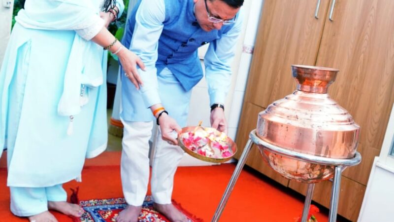 सावन के पहले सोमवार CM धामी ने पत्नी संग की भगवान शिव की पूजा-अर्चना….