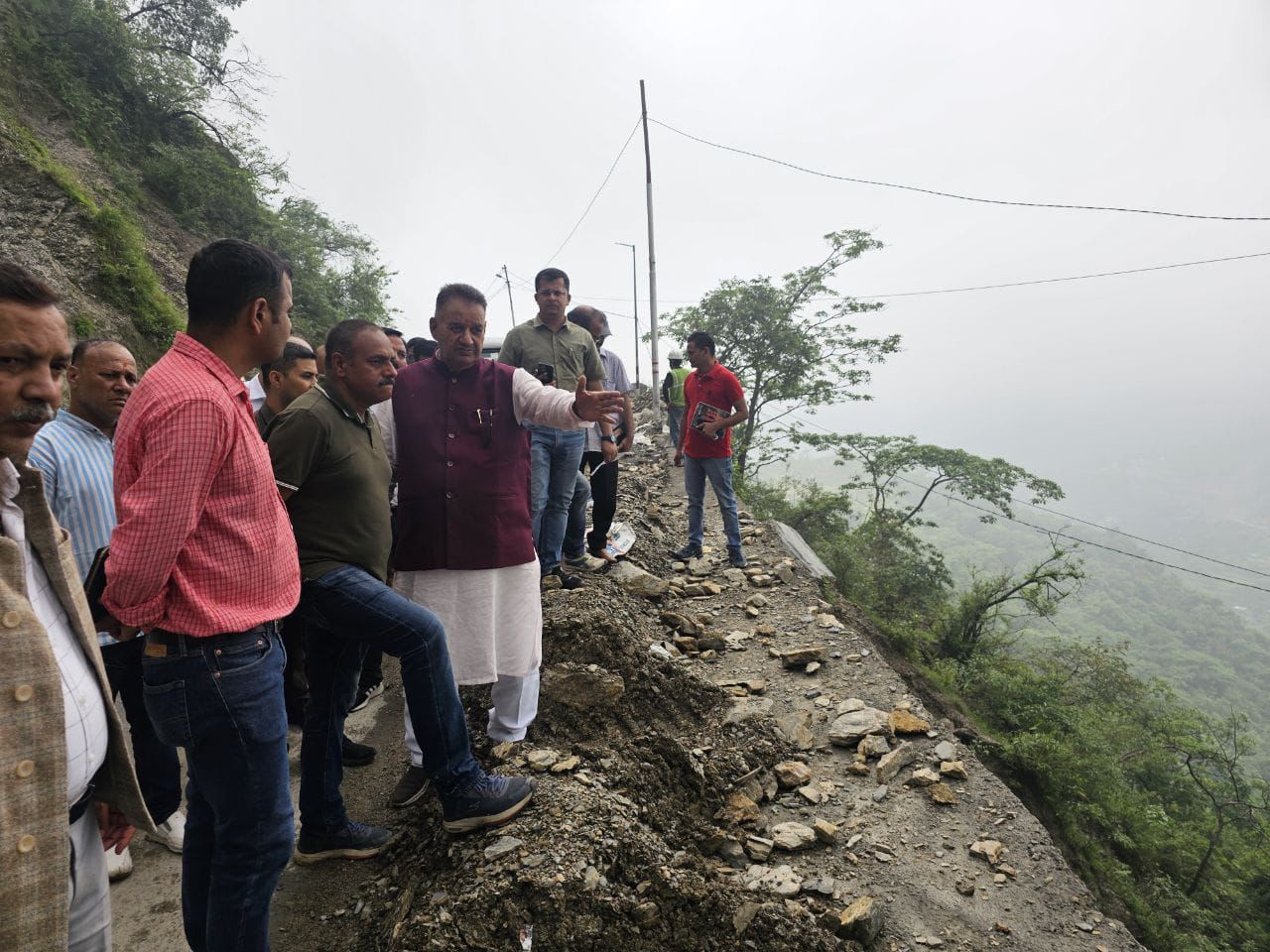 कैबिनेट मंत्री गणेश जोशी ने मसूरी विधानसभा क्षेत्र के विभिन्न क्षेत्रों में अतिवृष्टि के कारण हुए नुकसान का किया निरीक्षण।