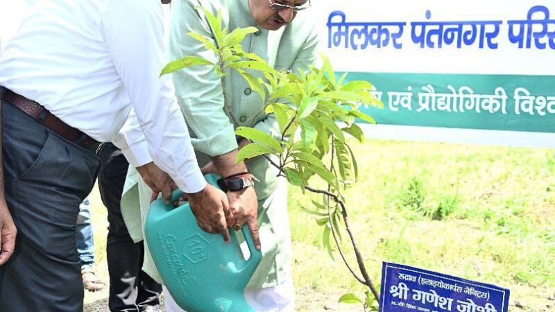 कैबिनेट मंत्री गणेश जोशी ने पंतनगर विश्वविद्यालय परिसर में एक पेड़ मां के नाम अभियान के अंतर्गत रुद्राक्ष के पौधे का किया रोपण ।