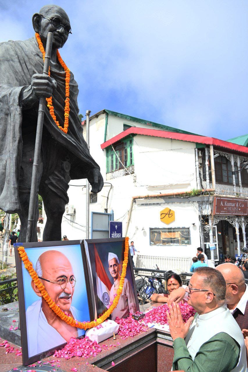 कैबिनेट मंत्री गणेश जोशी ने मसूरी में गांधी जयंती और लाल बहादुर शास्त्री की जयंती के अवसर पर उन्हे  दी श्रद्धांजलि।