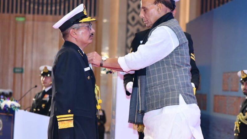 रक्षा मंत्री राजनाथ सिंह ने अपर महानिदेशक आनंद प्रकाश बडोला को राष्ट्रपति तटरक्षक पदक से किया सम्मानित
