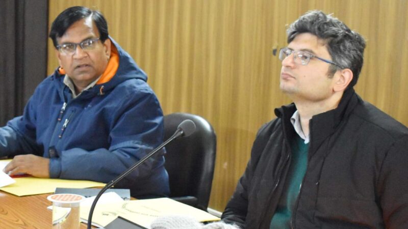 रिवर ड्रेजिंग समीक्षा बैठक में अनुपस्थित अधिकारियों के वेतन रोकने के डीएम ने दिए आदेश