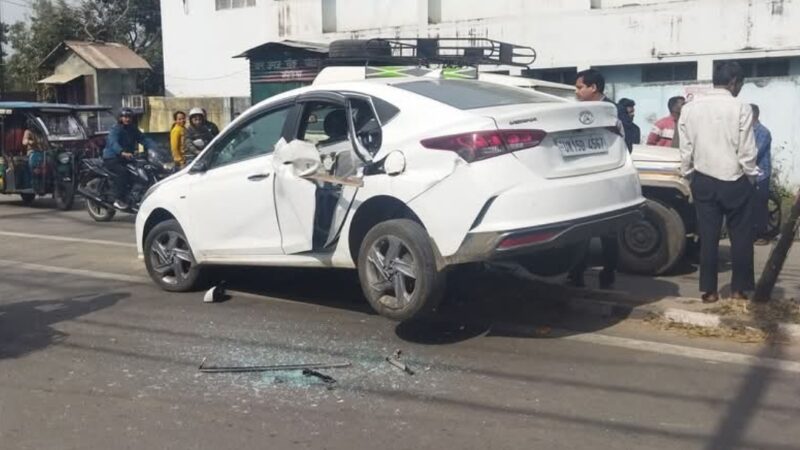 कोटद्वार : अनियंत्रित होकर डिवाइडर पर चढ़ी कार