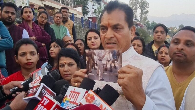 मां गंगा की शरण में पहुंचकर मंत्री प्रेमचंद ने लगाई न्याय की गुहार, राज्य आंदोलन के समय पुलिस के पिटाई की फोटो भी की जारी