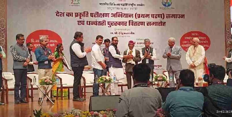 आयुष के फलक पर बिखरी उत्तराखंड की चमक, डाॅ. मायाराम उनियाल को प्रतिष्ठित धनवंतरी पुरस्कार