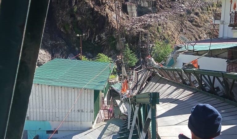 हेमकुंड साहिब व विश्व प्रसिद्ध फूलों की घाटी को जोड़ने वाला पुल हुआ क्षतिग्रस्त