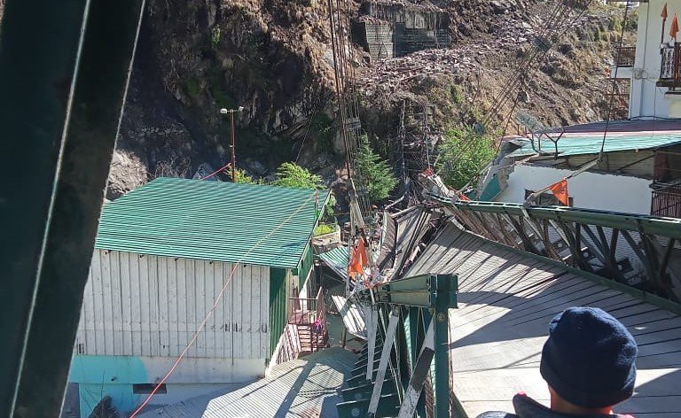 हेमकुंड साहिब व विश्व प्रसिद्ध फूलों की घाटी को जोड़ने वाला पुल हुआ क्षतिग्रस्त