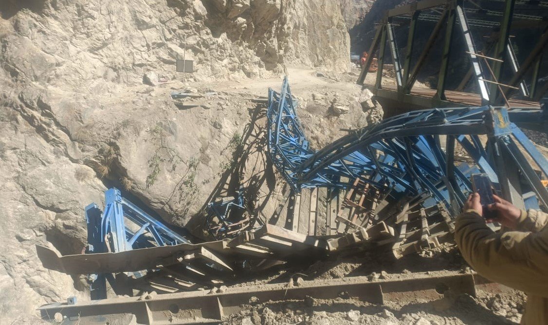 सीमावर्ती नीती घाटी में चट्टान से बोल्डर आने से हुआ पुल क्षतिग्रस्त