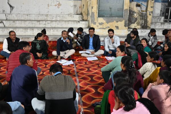 डीएम मयूर दीक्षित ने ग्राम पंचायत नकोट में लगाई रात्रि चौपाल, क्षेत्रवासियों की समस्याओं का किया समाधान