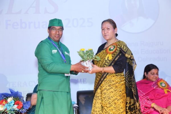 वृक्षमित्र डॉ. सोनी ने पौधे उपहार में भेंट कर दिया पर्यावरण संरक्षण का संदेश