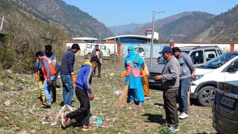 नगर पालिका परिषद चिन्यालीसौड़ द्वारा स्वच्छता अभियान हवाई पट्टी क्षेत्र में विशेष सफाई अभियान संपन्न