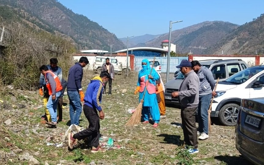 नगर पालिका परिषद चिन्यालीसौड़ द्वारा स्वच्छता अभियान हवाई पट्टी क्षेत्र में विशेष सफाई अभियान संपन्न