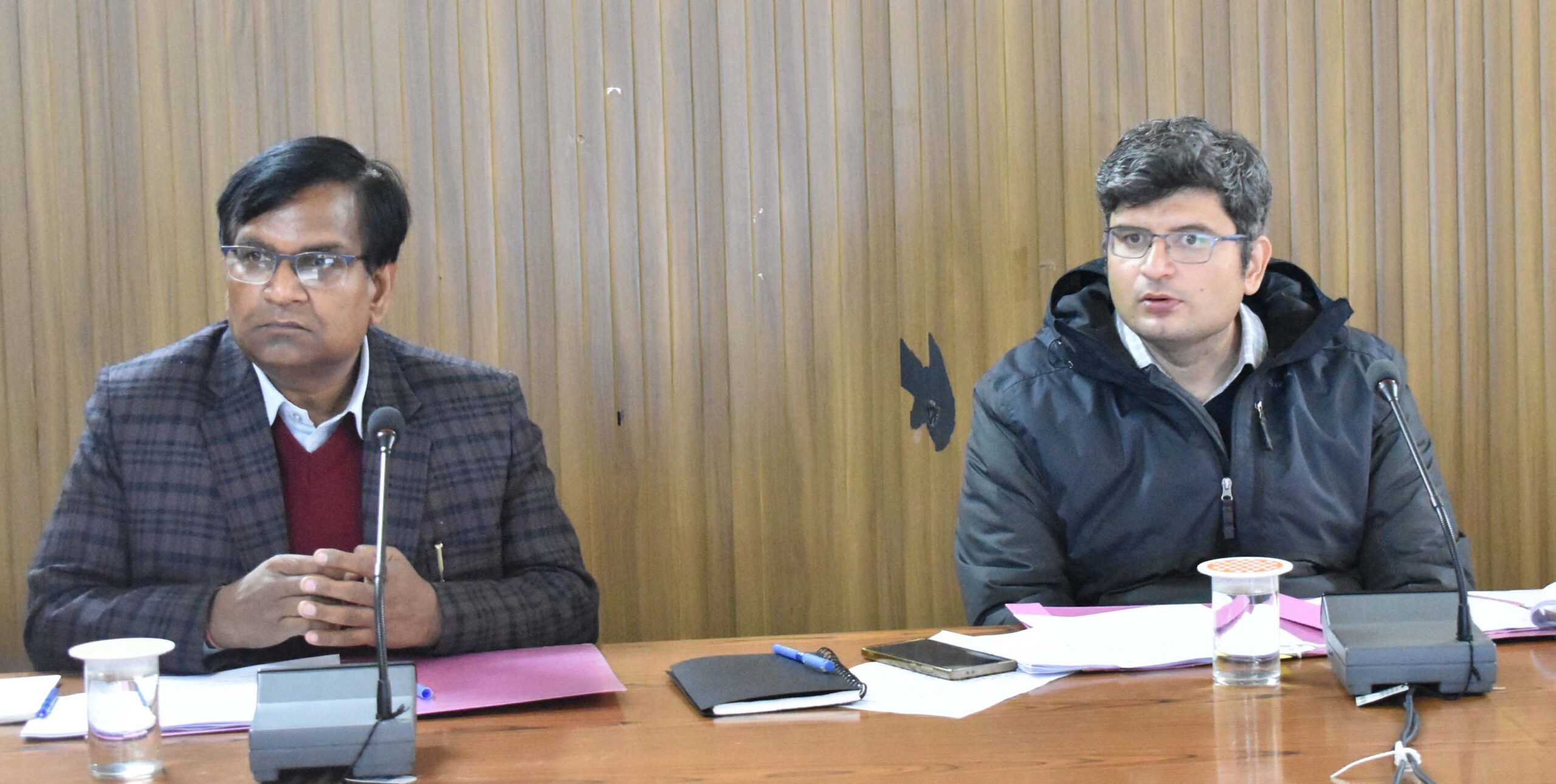 डीएम संदीप तिवारी ने ली शहरी गरीबी उन्मूलन मिशन की समीक्षा बैठक, दिए निर्देश