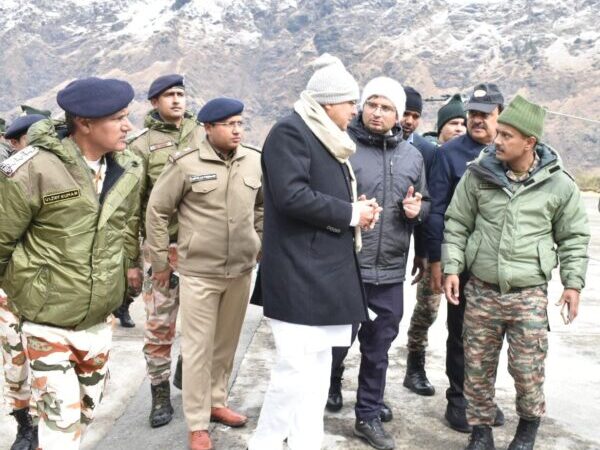 मुख्यमंत्री पुष्कर सिंह धामी ने माणा पास स्थित घटना स्थल का किया हवाई निरीक्षण, ज्योर्तिमठ पहुंचकर सर्च एंड रेस्क्यू अभियान की ली जानकारी