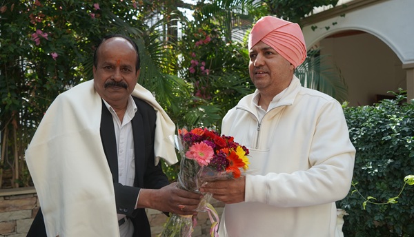 देहरादून बार एसोसिशन के अध्यक्ष मनमोहन कंडवाल ने श्री दरबार साहिब में टेका मत्था, एसजीआरआर ग्रुप के संस्थानों के कल्याणकारी कार्यों की भूरी भूरी प्रशंसा की